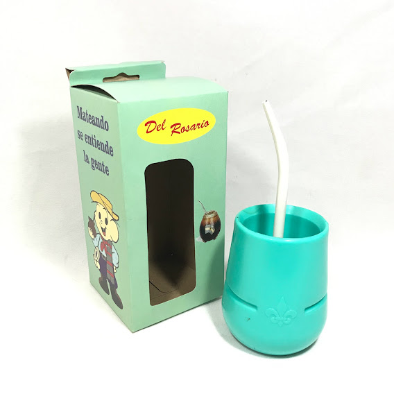 MATE PLASTICO CON BOMBILLA Y FILTRO EN CAJA